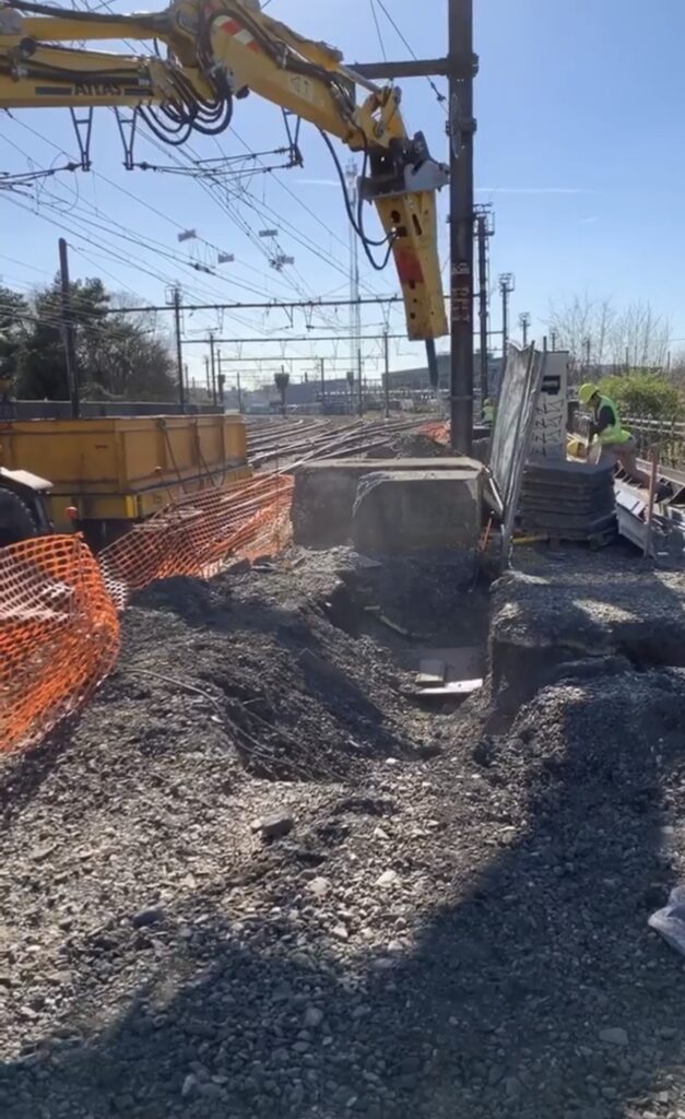 Locaties : Station Berchem  Bekisting Uitvoering van wapeningswerken, gewapend beton voor bovenleidingspalen.