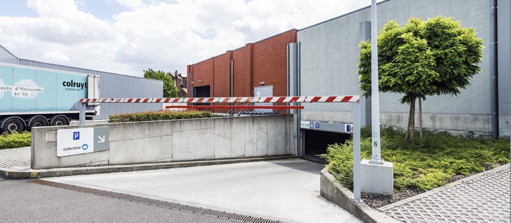 Afbraak, ruwbouw en uitbreiding van een handelspand voor Colruyt gevolgd door de ontwikkeling van 6 appartementen met ondergrondse parking en parkeerruimte.