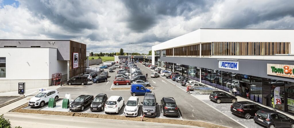 Sloop- en ruwbouwwerkzaamheden voor een winkelcentrum van 12.000 m2. De oude pakhuizen werden afgebroken en er werd een gloednieuw winkelcentrum gebouwd van een geprefabriceerde betonstructuur met ondergrondse parkeergarage. In het winkelcentrum is er een Delhaize, H&M, Action, Takko en Tom & Co.