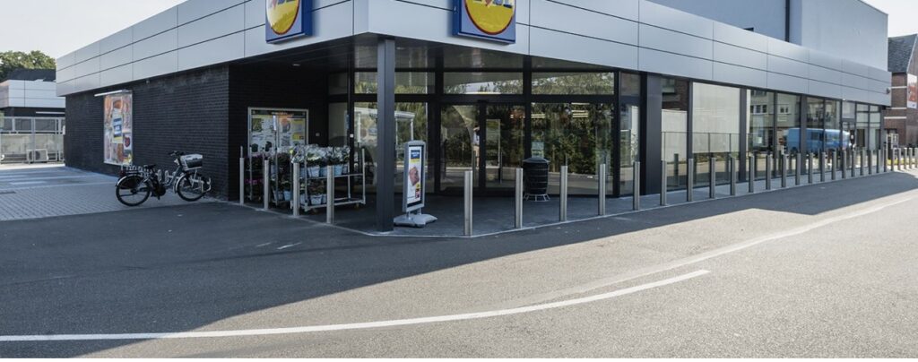 Grote werken voor de verbouwing van een bestaande commerciële ruimte tot een Lidl, de modernisering van 20 appartementen met ondergrondse garage en parkeerruimte.