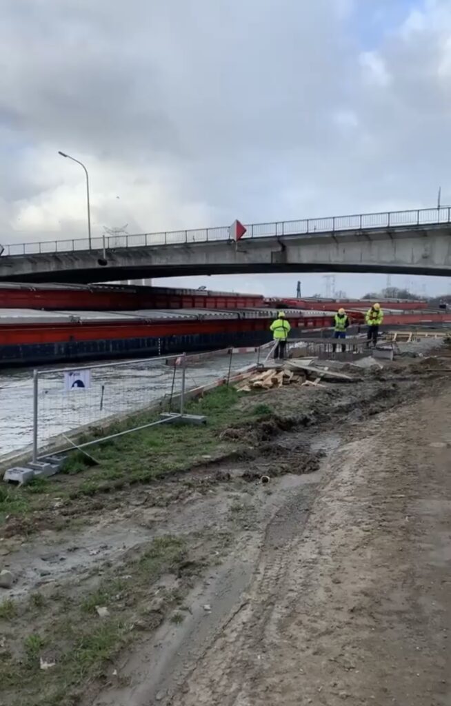 Bekisting en wapening voor een brugvervanging over het kanaal van Massenhoven